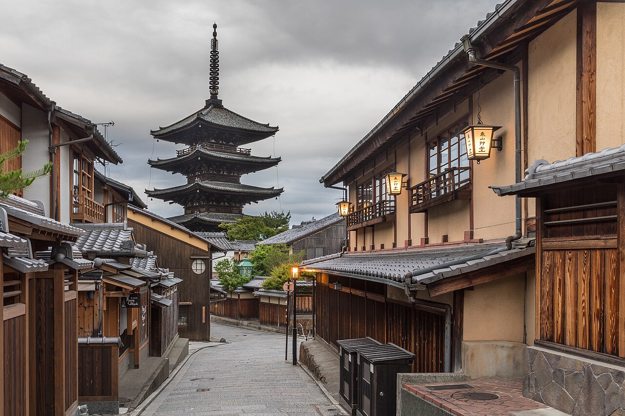 八坂之塔矗立在東山的屋頂之間