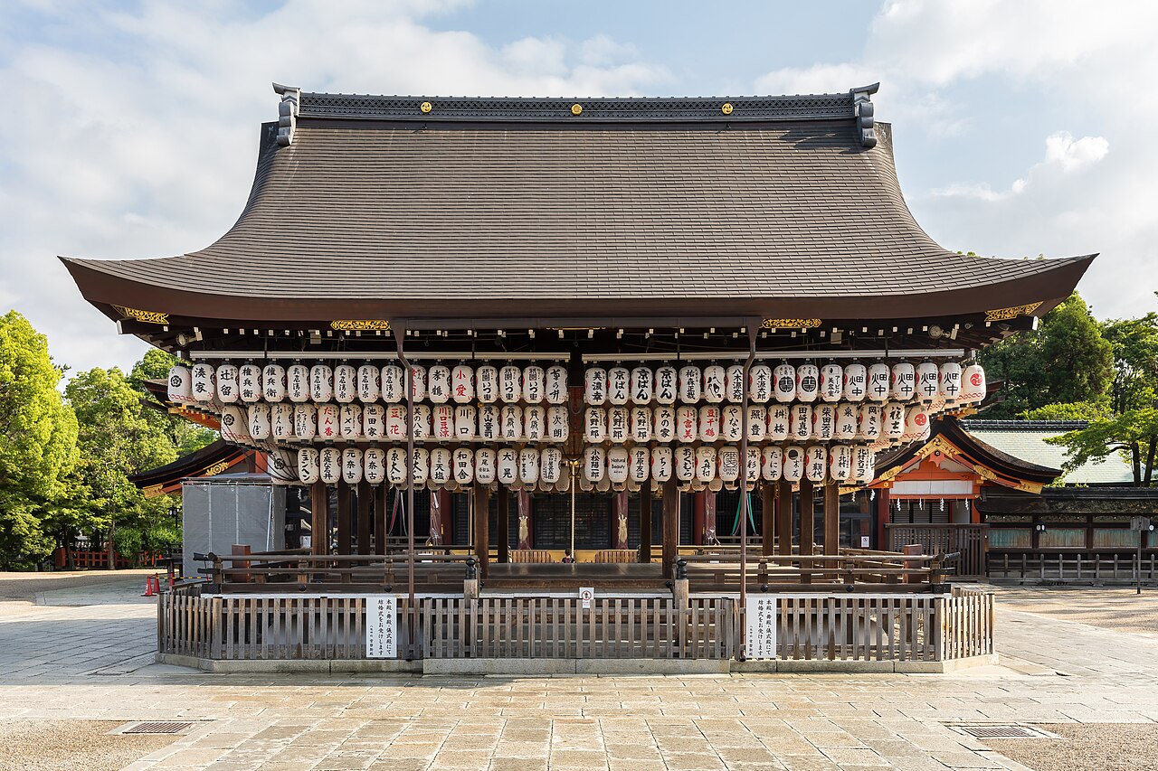 八坂神社舞殿上懸掛的白提燈