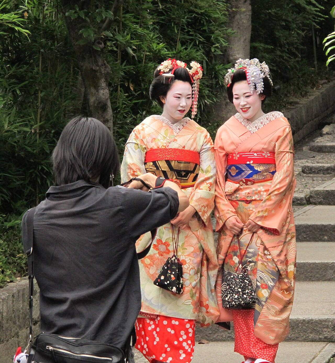 祇園街頭穿和服的舞妓