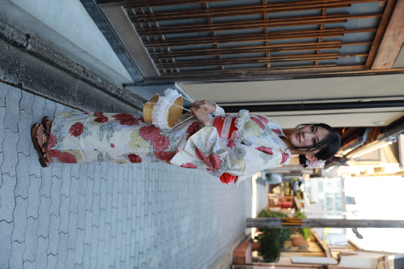 Red yukata kimono available for rental at Kanwa Kyoto's Kiyomizu store