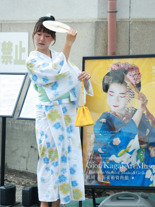 Foreign traveler wearing a lightweight summer cotton yukata walking in Kyoto Gion district