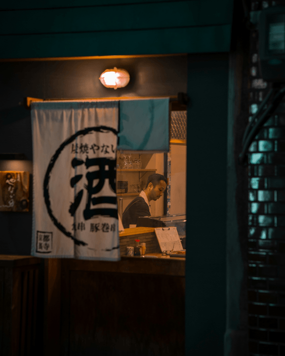 京都秘境寺院中長滿青苔的石燈籠