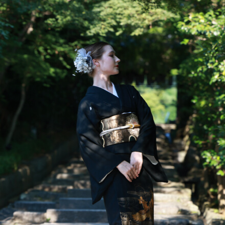 身穿傳統真絲和服的美麗女子，在京都街頭